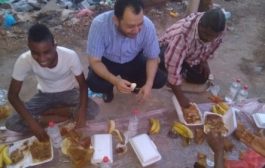 لجنة الإغاثة والأعمال الإنسانية تُقيم مأدبة إفطار لعمال الصرف الصحي بالعاصمة_عدن