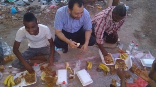 لجنة الإغاثة والأعمال الإنسانية تُقيم مأدبة إفطار لعمال الصرف الصحي بالعاصمة_عدن