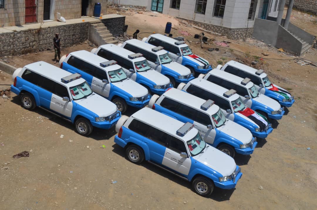 الإمارات تدعم شرطة سقطرى بعشر سيارات لتعزيز أمن الجزيرة