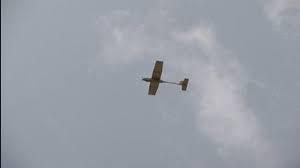 مقطع فيديو يوثق لحظة سقوط طائرة مسيرة في سماء صنعاء، اليوم الخميس