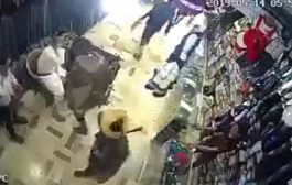 شاهد بالفيديو .. مشرف حوثي يعتدي على مالك متجر في صنعاء