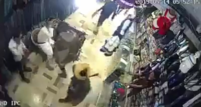 شاهد بالفيديو .. مشرف حوثي يعتدي على مالك متجر في صنعاء