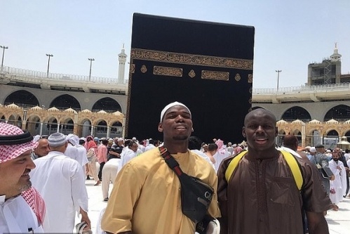 لاعب مانشستر يونايتد يكشف تفاصيل مثيرة عن قصة اعتناقه الإسلام