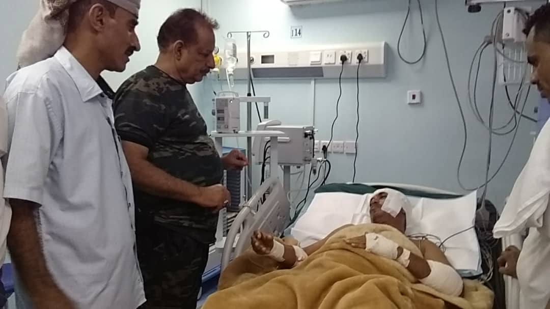 وكيل أول محافظة لحج اللواء الركن صالح البكري يتفقد جرحى جبهة الضالع بمستشفى الالماني بعدن