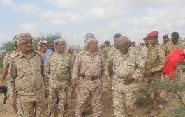 قائد المنطقة العسكرية الرابعة يتفقد أبطال الجيش في جبهة ثرة بأبين 
