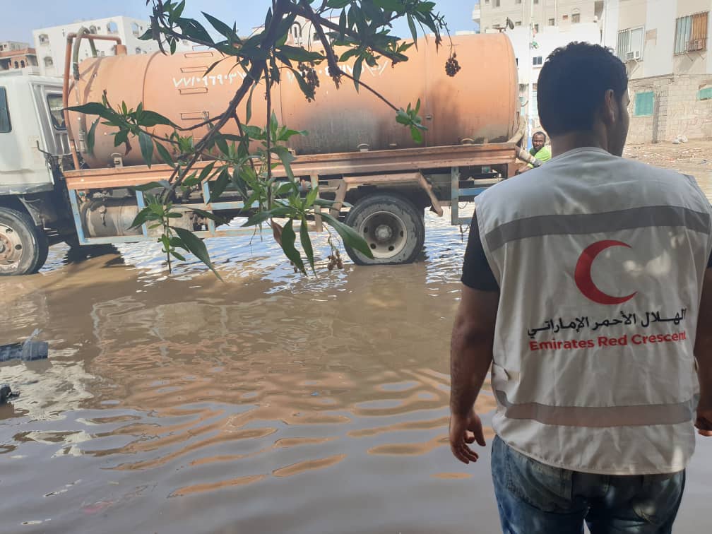 الهلال الاحمر الامارات يطلق حملة استجابة عاجلة لتقديم لشفط مياه الامطار في محافظة عدن ومساعدت النازحين في محافظتي عدن ولحج