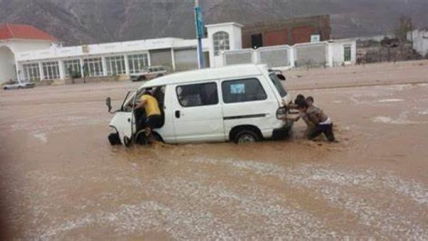 غرق أكثر من 20 سيارة بسبب هطول الأمطار وتدفق السيول في حضرموت