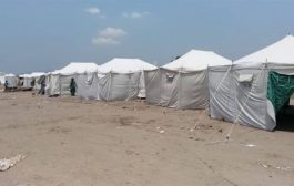 الهلال الإماراتي يواصل تقديم مساعدات إيوائية وإغاثية لمخيم النازحين في لحج