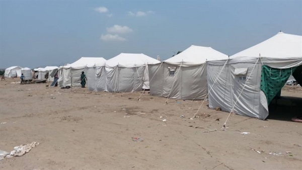 الهلال الإماراتي يواصل تقديم مساعدات إيوائية وإغاثية لمخيم النازحين في لحج