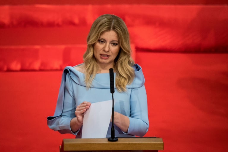أول رئيسة لسلوفاكيا تؤدي اليمين الدستورية