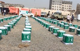 مركز الملك سلمان يوزع سلل غذائية لنازحي الحديدة بدار سعد