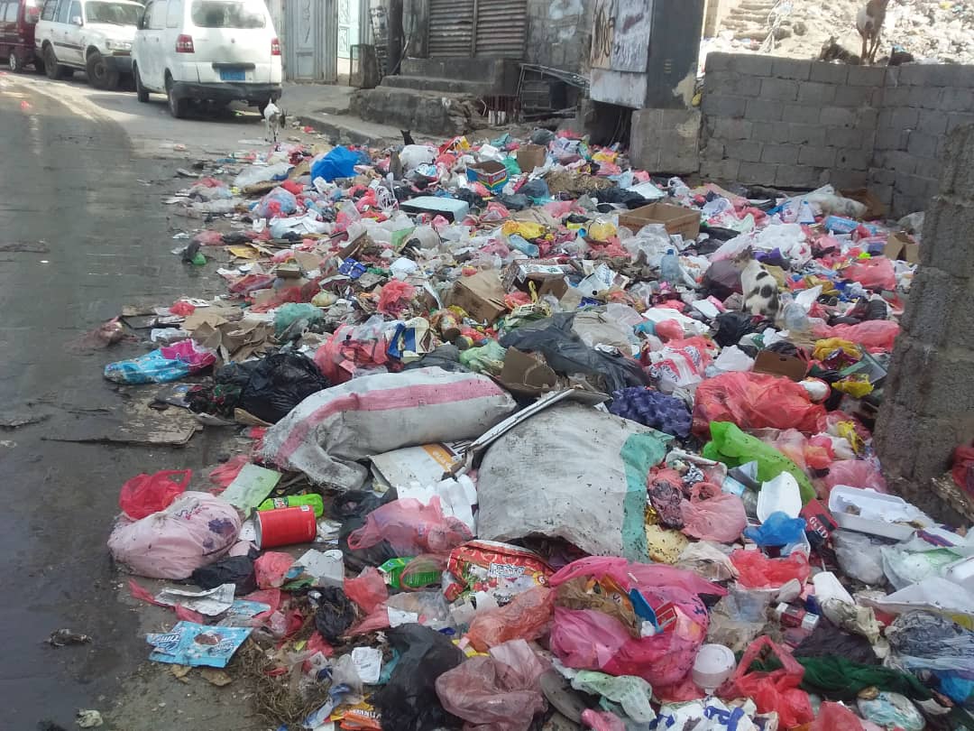 الصحفي زكي اليوسفي يناشد السلطات المحلية معالجة طفح المجاري وتكدس القمامة في حي البغدة