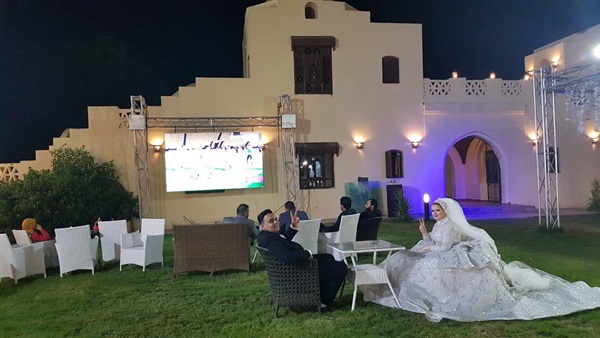 عروسان يؤجلان زفافهما لمشاهدة مباراة المنتخب المصري