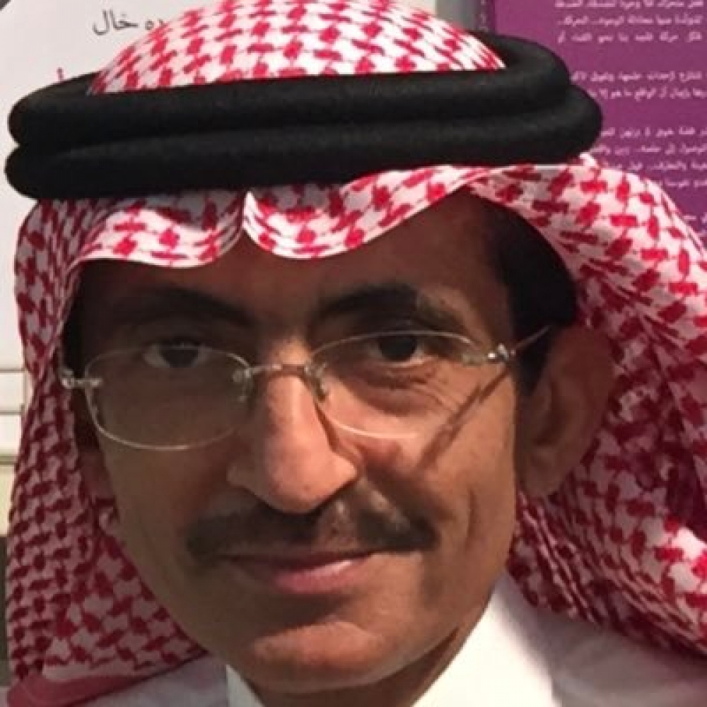 كاتب سعودي يتهم حكومة الشرعية بإطالة الحرب والاستفادة منها