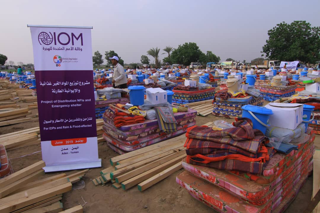 توزيع مواد إيوائية على المتضررين من السيول في عدن