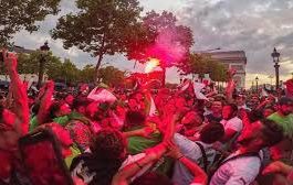 مئات الجزائريين يحتفلون في شوارع باريس والشرطة الفرنسية تتدخل! فيديو