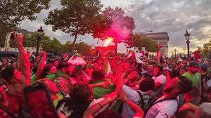 مئات الجزائريين يحتفلون في شوارع باريس والشرطة الفرنسية تتدخل! فيديو