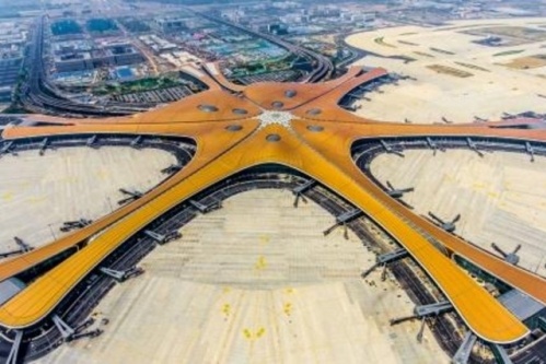 مطار ضخم من تصميم زها العراقية يفتتح في بكين