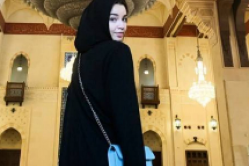 بعد الحكم بحبسها.. الراقصة جوهرة ترتدي الحجاب!
