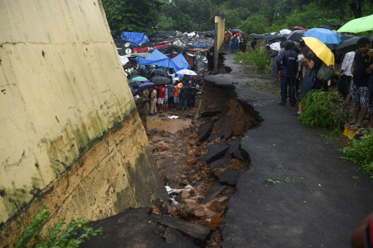 18 قتيلاً على الأقل بانهيار جدار جراء أمطار غزيرة في بومباي