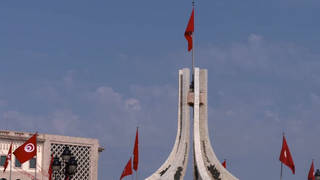 الحكومة التونسية تحظر النقاب في المؤسسات الرسمية