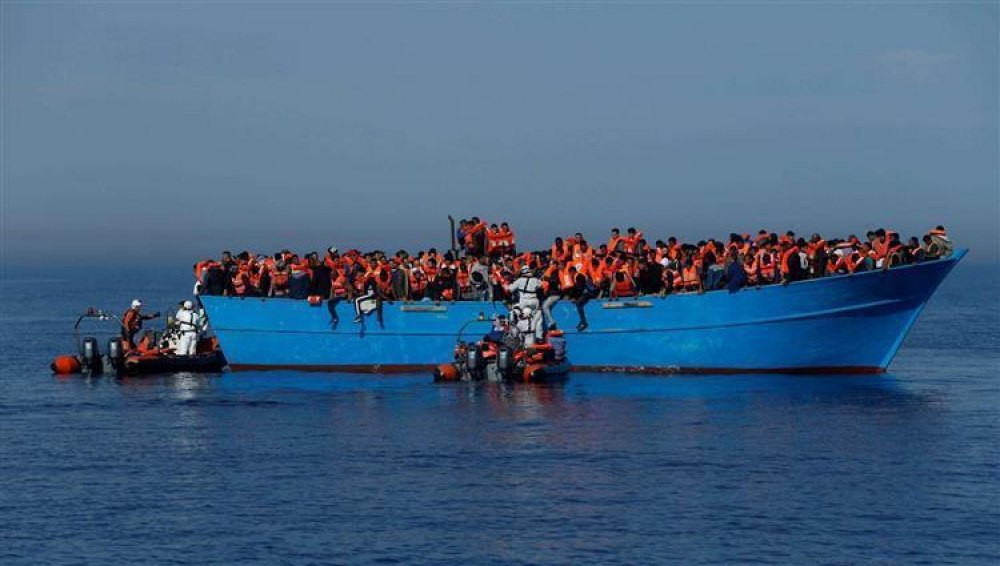 تونس تنتشل جثث 14 مهاجرا أفريقيا بعد غرق العشرات قبالة سواحلها