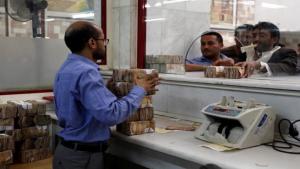 تهديد الريال اليمني.. الحكومة اليمنية تدرس اعتماد الدولار والعملة السعودية