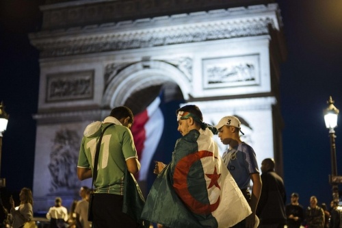 صدامات بين الشرطة الفرنسية ومشجعي الجزائر واحراق السيارات