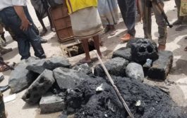 صور : شاهد كيف يتم تخريب شبكة الصرف الصحي في عدن