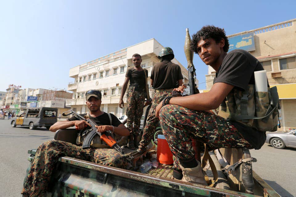 حكومة اليمن تتهم الحوثي بمصادرة جوازات الراغبين بالحج