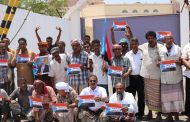 مواطنون يجددون وقفتهم الاحتجاجية مطالبين برحيل وزير مخرجات الحوار اليمني من المكلا 