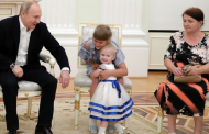 بالفيديو... شاهد رد فعل بوتين من طفلة خالفت قواعد الكرملين ورقصت أمامه