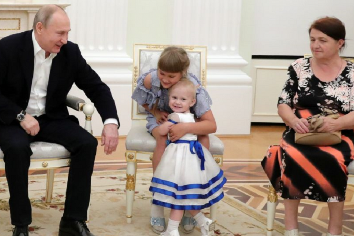 بالفيديو... شاهد رد فعل بوتين من طفلة خالفت قواعد الكرملين ورقصت أمامه