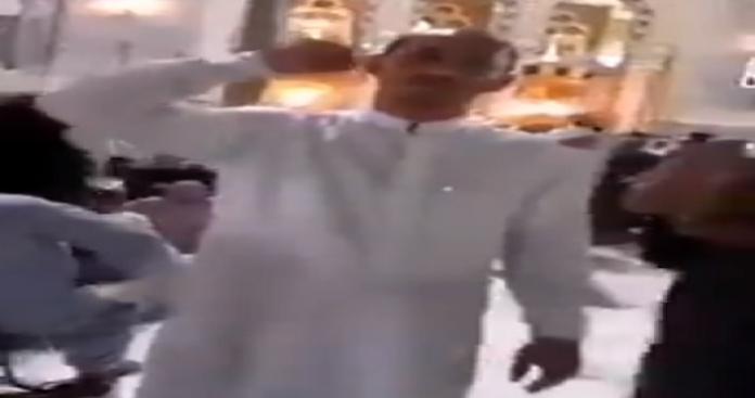 حاج حوثي يؤدي الصرخة امام الكعبة.. فيديو