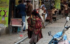 بالفيديو: امرأة تحرق ثيابها في صنعاء.. فما السبب