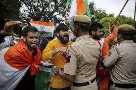 اشتباكات بين محتجين في كشمير وقوات الأمن الهندية