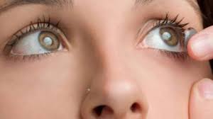 بينها العدسات اللاصقة 5 أشياء تؤدى للعمى