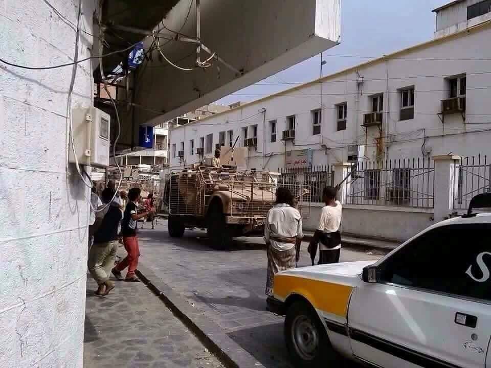 نداءات استغاثة لفتح الشوارع الفرعية لموجة نزوح لمواطنين بمناطق الصراع بعدن