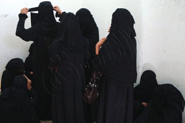تقرير: قطع المرتبات يدفع نساءً لامتهان التسوّله‍