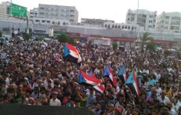 المحتشدون في عدن .. يدعون الرئيس  هادي والأشقاء في التحالف العربي لنقل كامل السلطات على أرض الجنوب سلمياً