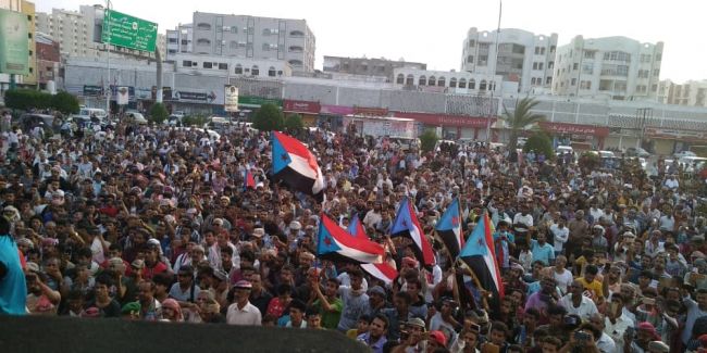 المحتشدون في عدن .. يدعون الرئيس  هادي والأشقاء في التحالف العربي لنقل كامل السلطات على أرض الجنوب سلمياً