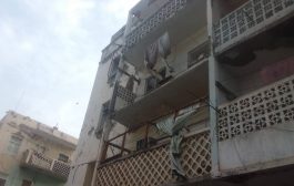 الرياح الشديدة تسقط شرفة منزل في عدن