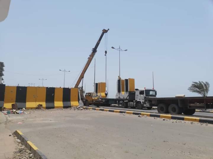 قوات أمن عدن تعيد فتح الطرقات المقفله بالخرسانات