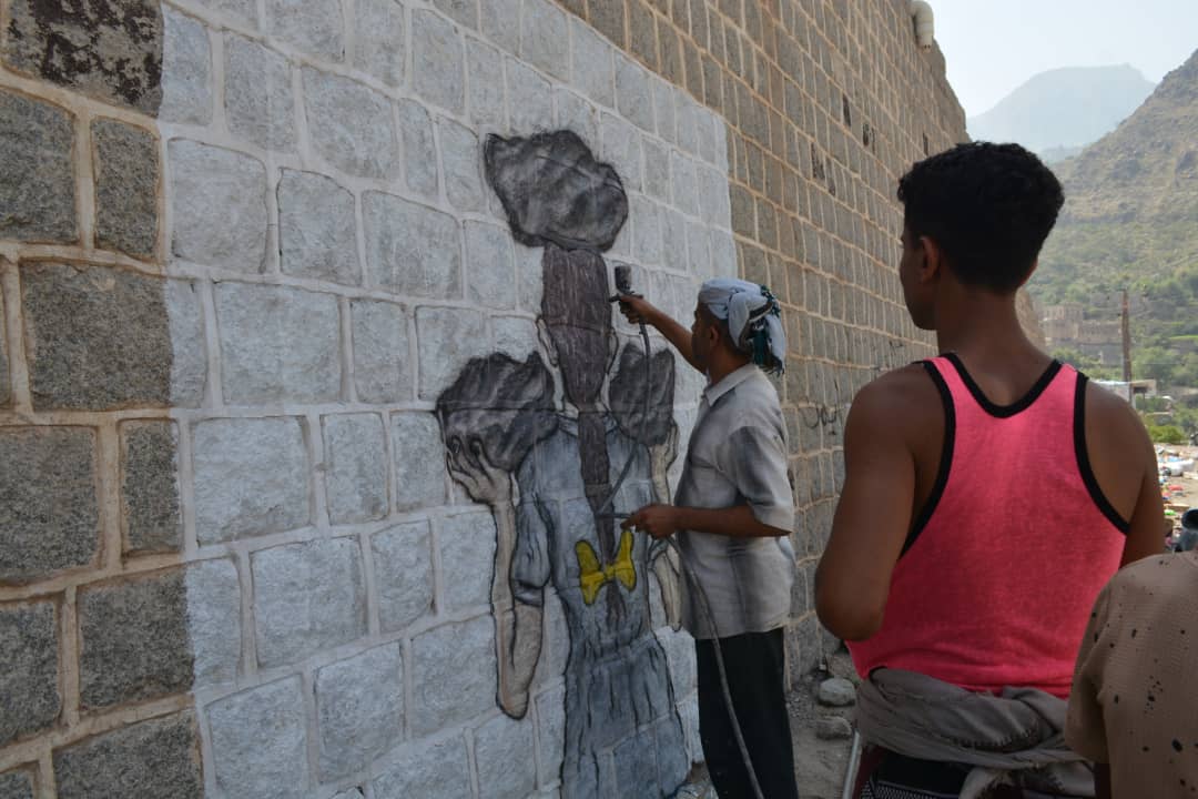 تعز: مبادرة بأيدينا التنموية تنفذ مشروع رسومات جدارية تعزز ثقافة السلام بمديرية المظفر