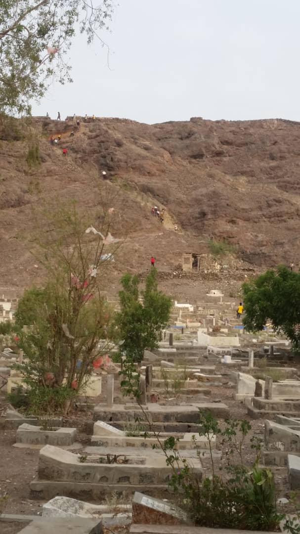 عاجل : جموع من المواطنين ينهبون معاشيق