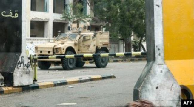 الأنتقالي ينشر دبابات ومدرعات وأطقم في المدخل الشرقي لمدينة عدن
