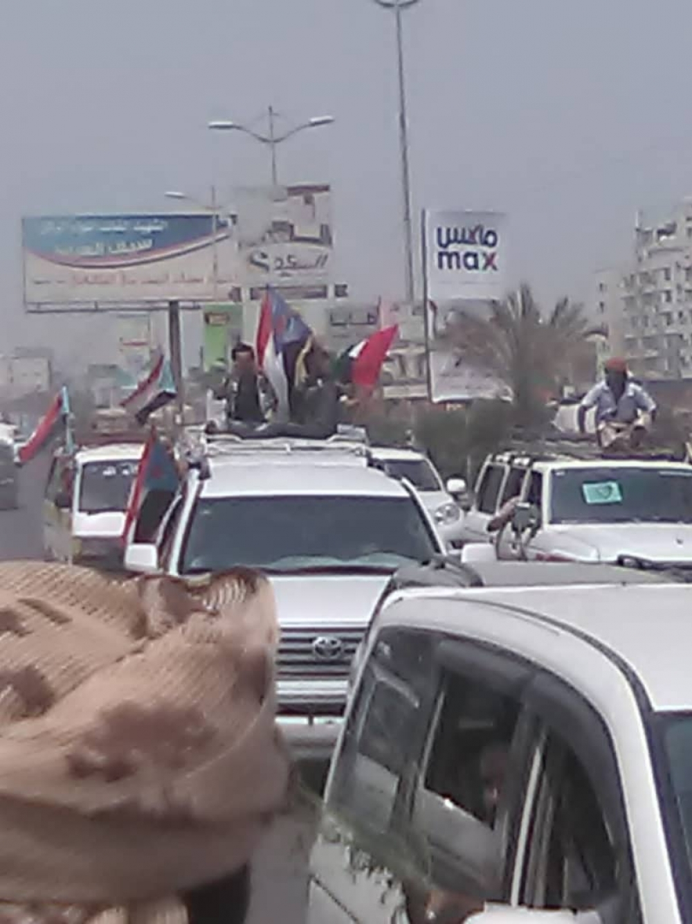 الآلاف من أبناء محافظة لحج ينطلقون بموكب هو الأضخم وفاء للإمارات إلى العاصمة عدن