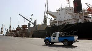 المليشيات الحوثية تمنع سفناً من دخول الحديدة.. مهددين الملاحة الدولية