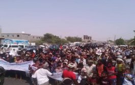 مئات المتظاهرين بلحج تطالب بالقصاص من قتلة الأطفال أولاد عامل بصندوق النظافة والتحسين