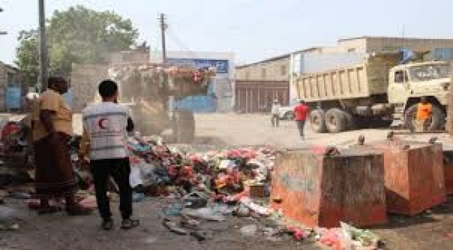 الهلال الاحمر الإماراتي يدشن حملة نظافة في عدن